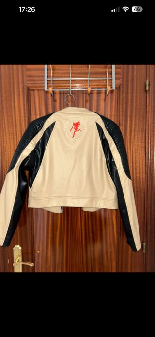 Chaqueta Pull and Bear beige y negra mujer