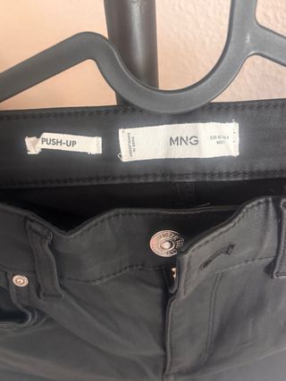 Pantalón efecto piel Mango