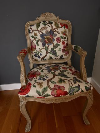 Sillón tapizado floral madera