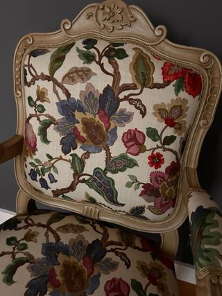 Sillón tapizado floral madera