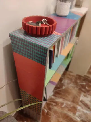 Libreria a giorno colorata