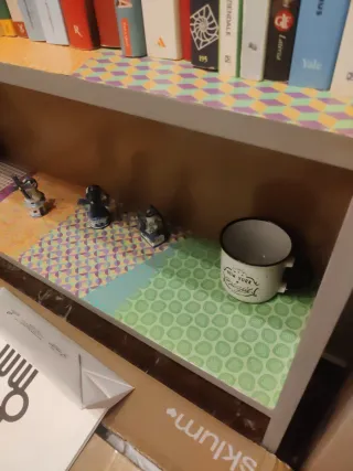 Libreria a giorno colorata