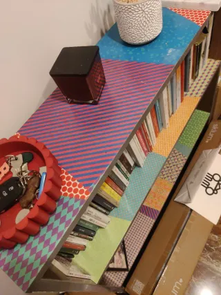 Libreria a giorno colorata