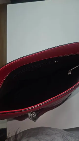 Bolso rojo con cadena
