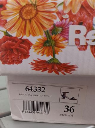 Sandalias negras con detalles florales borados