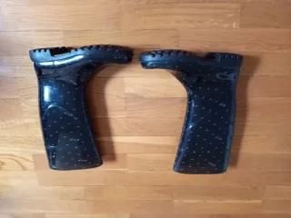 Botas de agua negras con lunares