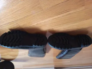 Botas de agua negras con lunares