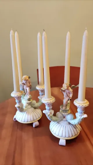 Candelabros de cerámica con figuras de querubines