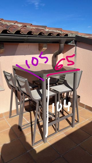 Mesa alta gris exterior con 4 sillas