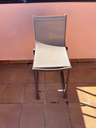 Mesa alta gris exterior con 4 sillas