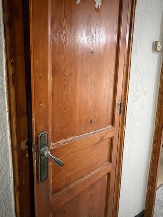 Puerta de madera rústica