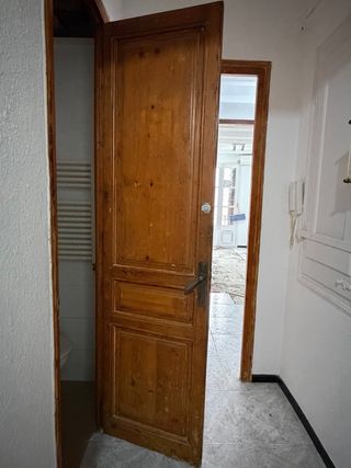 Puerta de madera rústica