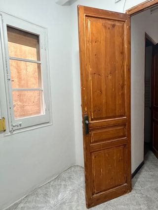 Puerta de madera rústica