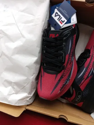 Zapatillas Fila 42 Rojas y Negras