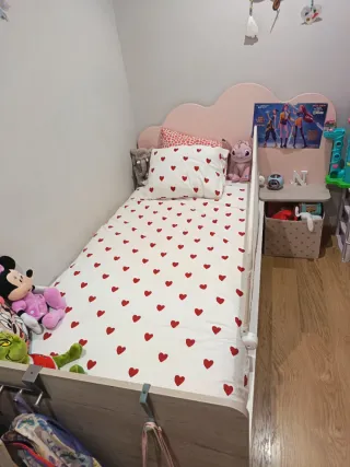Cama infantil,sin barrera ni colchón.