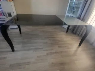 Mesa y módulos de salón