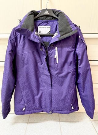 Giacca da sci viola con guanti e pile coordinato