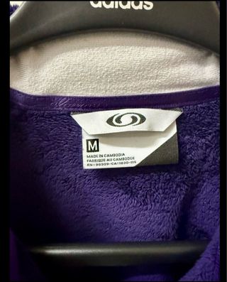 Giacca da sci viola con guanti e pile coordinato