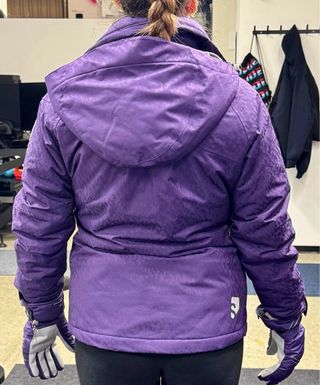 Giacca da sci viola con guanti e pile coordinato