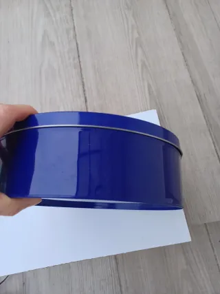 Caja metálica Nivea azul y blanca