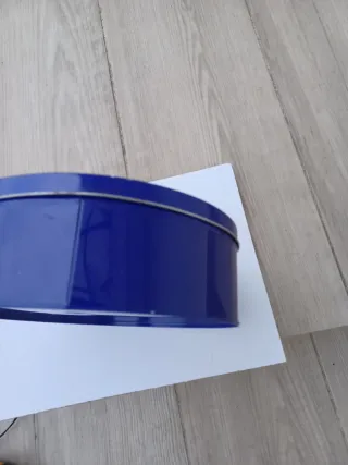 Caja metálica Nivea azul y blanca