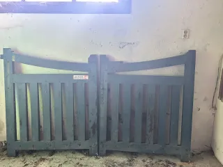 Portón doble de madera azul rústico