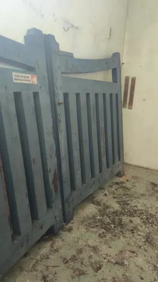 Portón doble de madera azul rústico