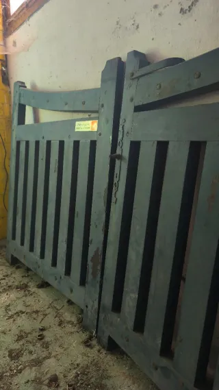 Portón doble de madera azul rústico