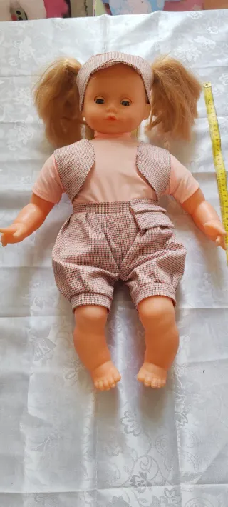 Muñeca con traje de cuadros