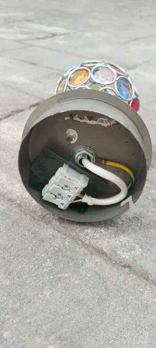 Lámpara pequeña de mesa con cristales