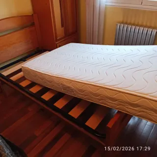 2 Camas de madera con somier y 2 colchones