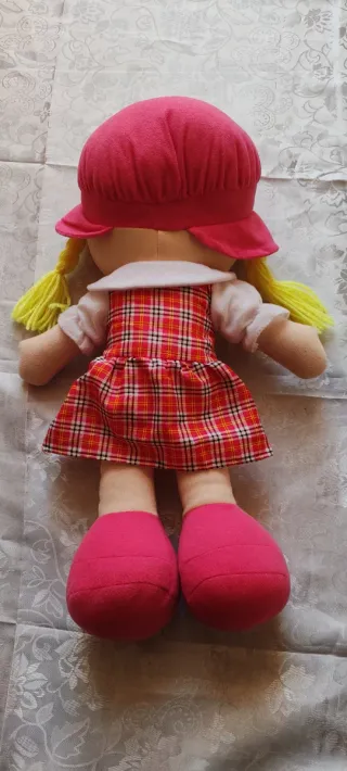 Muñeca de trapo con vestido de cuadros