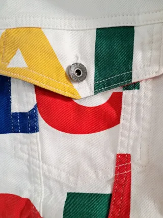 Chaqueta vaquera Desigual logomania multicolor.