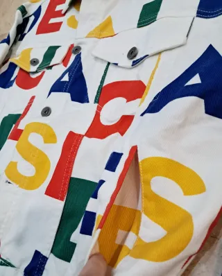 Chaqueta vaquera Desigual logomania multicolor.