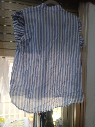 Camisa de rayas azul y blanca