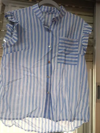 Camisa de rayas azul y blanca