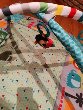 Parque de juegos infantil con gimnasio