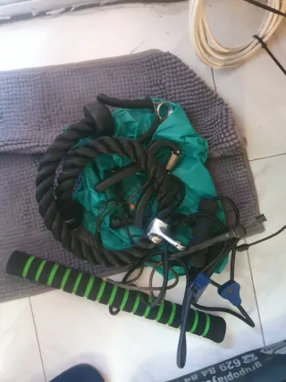 Pesas y discos de gimnasio///escucho oferas///