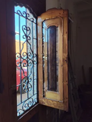 Puerta antigua de madera mobila ( pieza única)