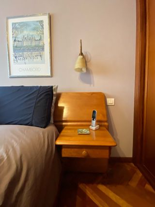 Cama de madera natural marca Cerne