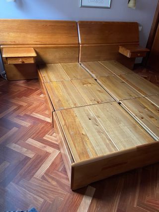 Cama de madera natural marca Cerne