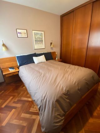 Cama de madera natural marca Cerne