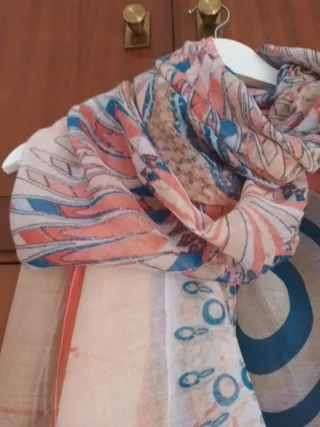 Fular estampado azul y rosa