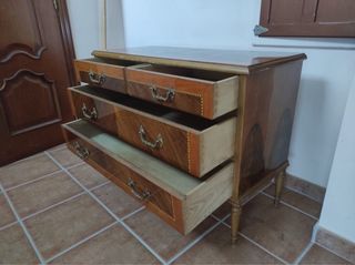 Cómoda antigua de madera