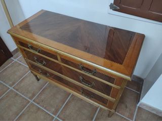 Cómoda antigua de madera