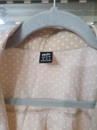 Camisa de lunares beige