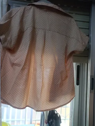 Camisa de lunares beige