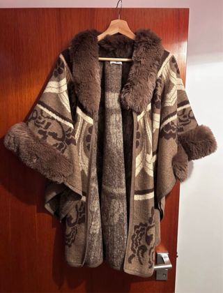 Capa de invierno con pelo