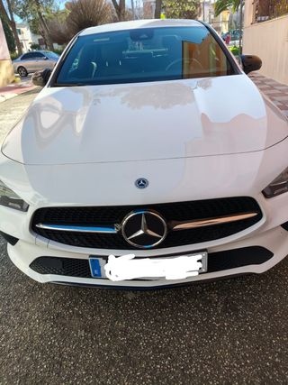 Mercedes Benz clase CLA del año 2023 blanco con pa