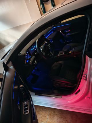 Mercedes Benz clase CLA del año 2023 blanco con pa